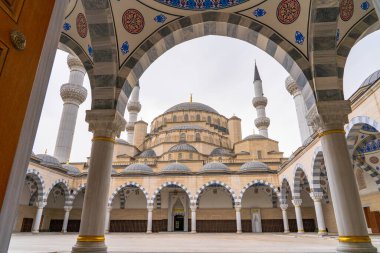 Açıklama: Bişkek, Kırgızistan 4 Ekim 2025: Beyaz kubbeleri, minareleri ve karmaşık İslami mimarisi olan Görkemli Merkez Cami.