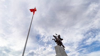 Bişkek, Kırgızistan Ekim 17.2025: Manas heykeli görkemli bir şekilde Ala-Too Meydanı 'nda duruyor