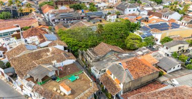 Galle, Sri Lanka, 3 Kasım 2025: Galle şehrinin tarihi Galle Kalesi, deniz feneri, kıyı şeridi ve Hint Okyanusu 'nun turkuaz sularından oluşan insansız hava aracı görüntüsü.