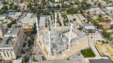 Bişkek, Kırgızistan 4 Ekim 2025: Beyaz kubbeleri, minareleri ve karmaşık İslami mimarisi olan Majestic Central Camii.