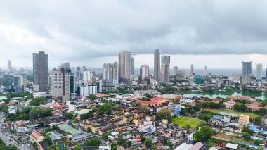 COLOMBO, SRI LANK-OCTOBER 05.2025: Nilüfer kuleleri de dahil olmak üzere modern mimari binalarla Colombo şehrinin ufuk çizgisi. Seçici odak