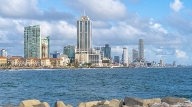 COLOMBO, SRI LANK-OCTOBER 05.2025: Nilüfer kuleleri de dahil olmak üzere modern mimari binalarla Colombo şehrinin ufuk çizgisi. Seçici odak