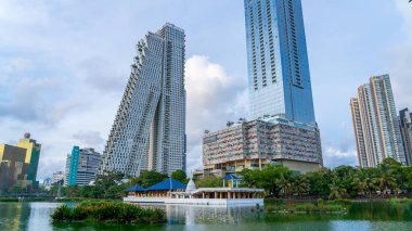 COLOMBO, SRI LANK-OCTOBER 05.2025: Nilüfer kuleleri de dahil olmak üzere modern mimari binalarla Colombo şehrinin ufuk çizgisi. Seçici odak