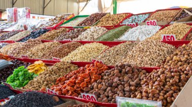 Osh Bazaar, Kırgızistan 13 Eylül 2025: Osh Bazaar 'da satılık geleneksel ekmek ve çeşitli fındıkların canlı bir gösterisi