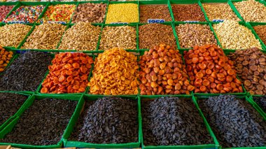 Osh Bazaar, Kırgızistan 13 Eylül 2025: Osh Bazaar 'da satılık geleneksel ekmek ve çeşitli fındıkların canlı bir gösterisi