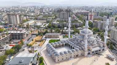Bişkek, Kırgızistan 4 Ekim 2025: Beyaz kubbeleri, minareleri ve karmaşık İslami mimarisi olan Majestic Central Camii.