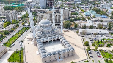 Bişkek, Kırgızistan 4 Ekim 2025: Beyaz kubbeleri, minareleri ve karmaşık İslami mimarisi olan Majestic Central Camii.