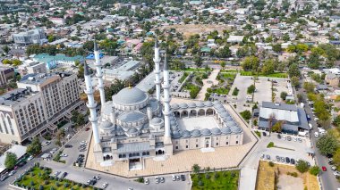 Bişkek, Kırgızistan 4 Ekim 2025: Beyaz kubbeleri, minareleri ve karmaşık İslami mimarisi olan Majestic Central Camii.