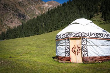 Altyn Arashan, Kırgızistan 10 Temmuz 2025: Göçebe kültürünün sergilendiği dağlarda geleneksel yurt kampı, hissedilmiş çadırlar, dağ manzaraları, yaşam tarzı, otantik Orta Asya turizmi.