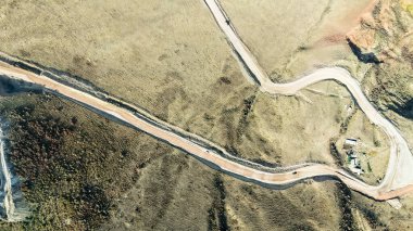 Chuckurchak, Kırgızistan 16 Aralık 2025: Orta Asya 'da dağların doğal güzelliğine sahip resim köyü.