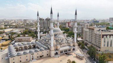 Bişkek, Kırgızistan 4 Ekim 2025: Beyaz kubbeleri, minareleri ve karmaşık İslami mimarisi olan Majestic Central Camii.