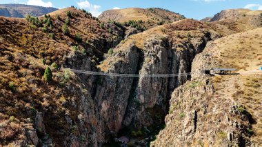 Chunkurchak, Kırgızistan 16 Aralık 2025: Iconic Nebesnyy Most Sky Bridge çarpıcı dağların üzerinde asılı, panoramik manzaralar, macera ve nefes kesici manzaralar sunuyor.