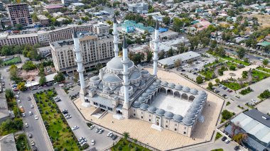 Bişkek, Kırgızistan 4 Ekim 2025: Beyaz kubbeleri, minareleri ve karmaşık İslami mimarisi olan Majestic Central Camii.