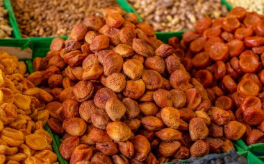 Pazar yerinde güneşte kurutulmuş kayısıların ve kırmızı eriklerin arka planı