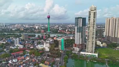 Colombo, Sri Lanka 24 Eylül 2025: Kolombiya 'nın hareketli şehir manzarası, modern ufuk çizgisi, kıyı şeridi ve hızlı hareket eden kentsel yaşamı yakalayan dinamik bir hipervane.
