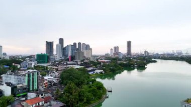 Colombo, Sri Lanka 24 Eylül 2025: Kolombiya 'nın hareketli şehir manzarası, modern ufuk çizgisi, kıyı şeridi ve hızlı hareket eden kentsel yaşamı yakalayan dinamik bir hipervane.