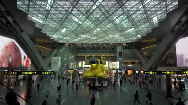 Doha, Katar, 17 Haziran 2025: Hamad Uluslararası Havalimanı 'nın büyüleyici bir gece görüntüsü, canlı ışıklarla aydınlatılmış modern mimarisini gözler önüne seriyor.