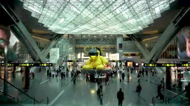 Doha, Katar, 17 Haziran 2025: Hamad Uluslararası Havalimanı 'nın büyüleyici bir gece görüntüsü, canlı ışıklarla aydınlatılmış modern mimarisini gözler önüne seriyor.