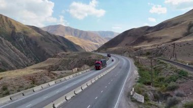 Issyk-Kul, Kırgızistan 25 Ekim 2025: Issyk-Kul Gölü 'nün kuzey yakasının insansız hava aracı görüntüsü