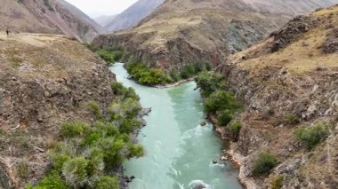 Chu Nehri Kırgızistan 'da Farklı İki Renge Katılıyor