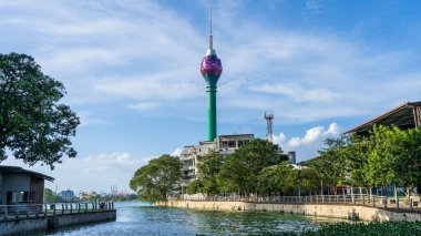 Colombo, Sri Lanka 18 Ocak 2025: Kolombo 'da çarpıcı bir mimari yapı olan ikonik Lotus Kulesi, Sri Lanka' da modernliği ve yeniliği simgeleyen şehir manzarasına karşı dimdik ayakta duruyor..