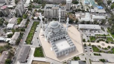 Açıklama: Bişkek, Kırgızistan 4 Ekim 2025: Beyaz kubbeleri, minareleri ve karmaşık İslami mimarisi olan Görkemli Merkez Cami.