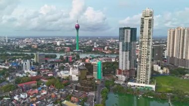 Colombo, Sri Lanka 24 Eylül 2025: Kolombiya 'nın hareketli şehir manzarası, modern ufuk çizgisi, kıyı şeridi ve hızlı hareket eden kentsel yaşamı yakalayan dinamik bir hipervane.