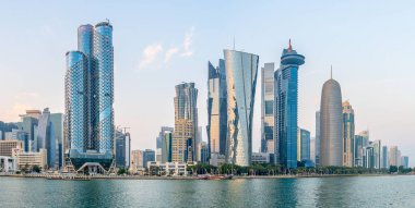DOha, Katar - 10 Ocak 2026: Doha Citty gökdeleninde Doha Corniche 'nin önü