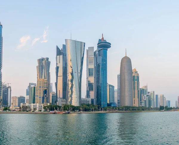 DOha, Katar - 10 Ocak 2026: Doha Citty gökdeleninde Doha Corniche 'nin önü