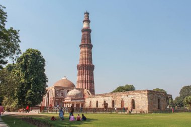  Kutub Minar kompleksi ve yeşil çimenler. Delhi, Hindistan