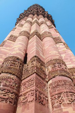  Kutub Minar 'ın dış yüzeyi üzerine yazılmış mektup. Delhi, Hindistan
