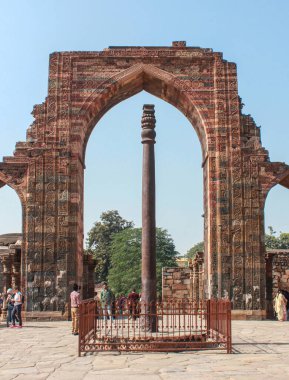  Delhi 'nin demir direği ve cami harabeleri. Kutub Minar Kompleksi, Hindistan