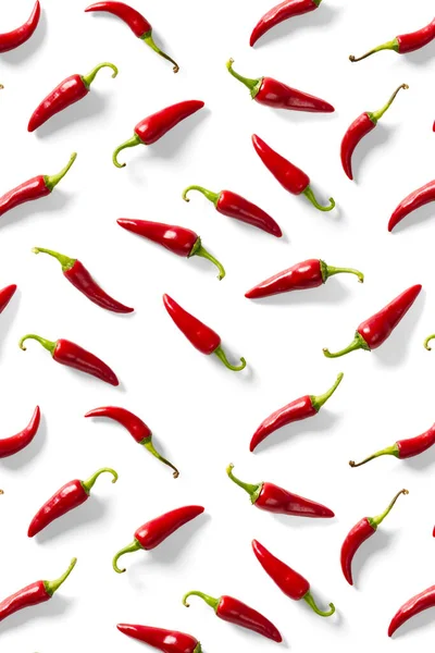 Kreativer Hintergrund Aus Rotem Chili Oder Chili Auf Weißem Hintergrund — Stockfoto