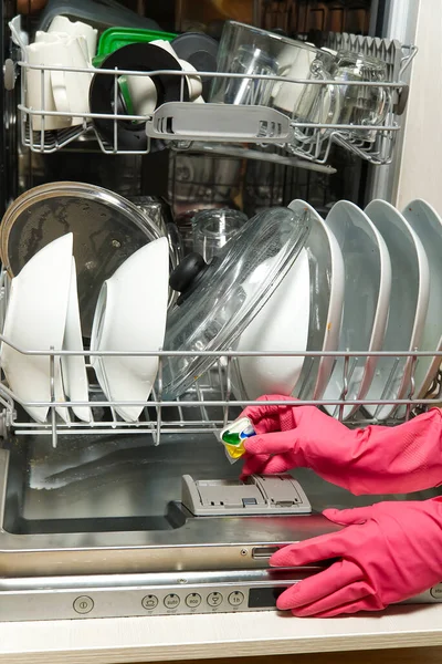Миючі Засоби Посудомийної Машини Руках Руки Рожевих Гольвах Тримають Гелеві — стокове фото