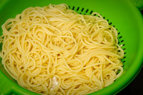 パスタスパゲティを鍋に茹でる ペニリゲートパスタ イタリアのパスタを調理します 閉めろ フォークで調理品質のパスタをチェック — ストック写真