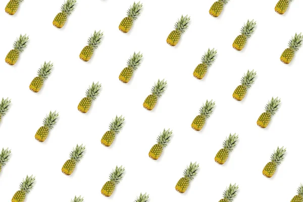Ananas gezet op witte achtergrond. Platte lay gemaakt van ananas. geïsoleerde ananas op witte achtergrond — Stockfoto