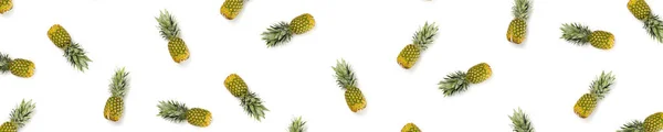 Ananas gezet op witte achtergrond. Platte lay gemaakt van ananas. geïsoleerde ananas op witte achtergrond — Stockfoto