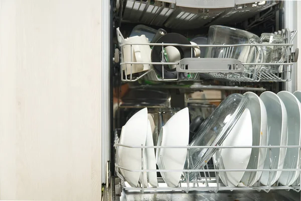 Грязная Тарелка Открытой Встроенной Посудомоечной Машине Домохозяйка Положила Грязную Посуду — стоковое фото