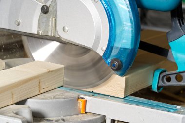 Marangoz işi konsepti. Marangoz ahşap çubuk kesmek için testereyle çalışıyormuş. Parmaklıkları, inşaatı ve tadilatı kesiyormuş..