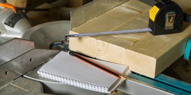 Marangoz işi konsepti. Marangoz ahşap çubuk kesmek için testereyle çalışıyormuş. Parmaklıkları, inşaatı ve tadilatı kesiyormuş..