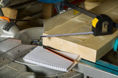 Marangoz işi konsepti. Marangoz ahşap çubuk kesmek için testereyle çalışıyormuş. Parmaklıkları, inşaatı ve tadilatı kesiyormuş..