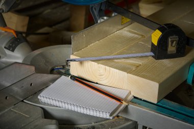 Marangoz işi konsepti. Marangoz ahşap çubuk kesmek için testereyle çalışıyormuş. Parmaklıkları, inşaatı ve tadilatı kesiyormuş..