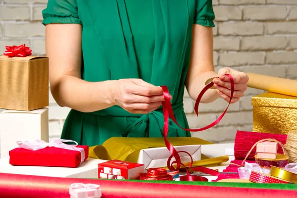 圣诞和新年礼物包 手工做的圣诞和新年礼物包 手工做的女孩的手 带着礼物带 礼品包装概念 — 图库照片