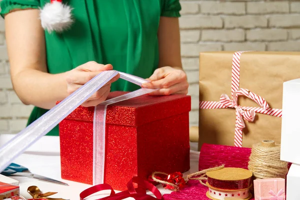 Женщина Упаковывает Рождественский Подарок Красную Коробку Белой Лентой Diy Gift — стоковое фото