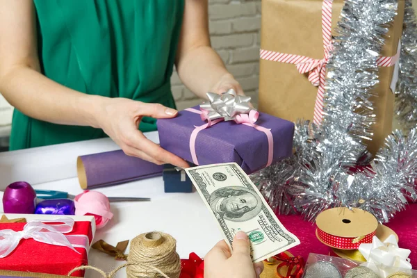 Pagare Regalo Avvolgere Tavolo Imballaggio Imballaggio Con Banconote Dollari Usa — Foto Stock