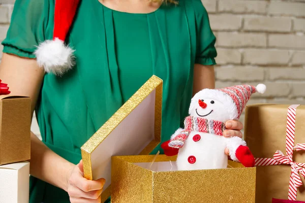 Упаковка подарков на Рождество и Новый год. Сделано вручную. Руки девушки с подарочной лентой, бечевкой, лентой и подарочной упаковкой — стоковое фото