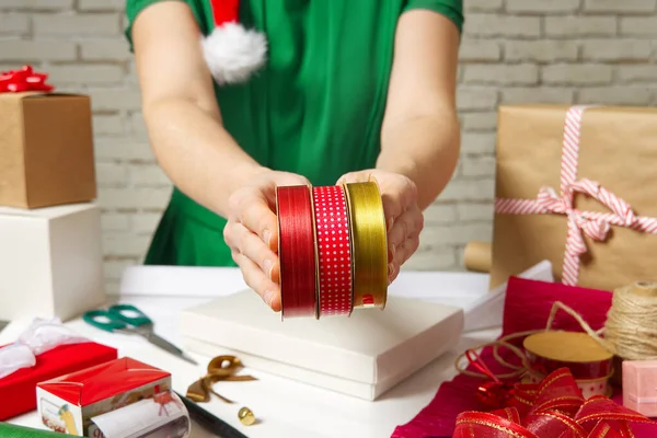 Женщины выбирают ленты для упаковки подарков. diy подарочная упаковка на Рождество и Новый год. Рукоделие. — стоковое фото