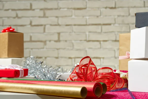 Упаковка для подарков. Рождественские подарки Концепция станции упаковки Рождество вид сбоку с копировальным пространством — стоковое фото