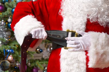 Noel Baba koca göbeğini sıkıyor.
