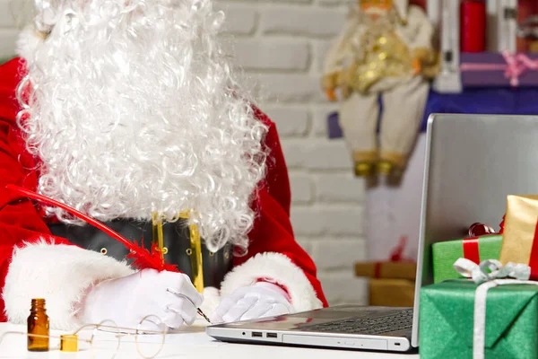 Manos disfrazadas de Santa Claus escribiendo una carta de Navidad o un saludo en una postal. de cerca — Foto de Stock